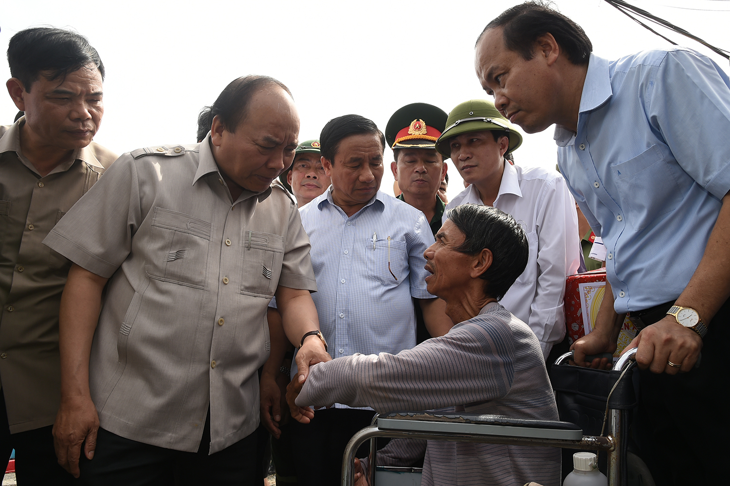 Thủ tướng đi dọc Bắc Trung Bộ chỉ đạo khắc phục hậu quả bão số 10