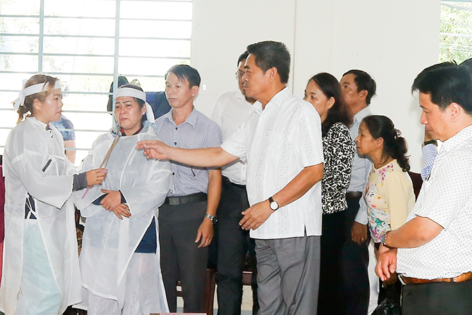 Thăm hỏi, động viên các gia đình có người chết do sạt lở đất