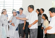 Thăm hỏi, động viên các gia đình có người chết do sạt lở đất