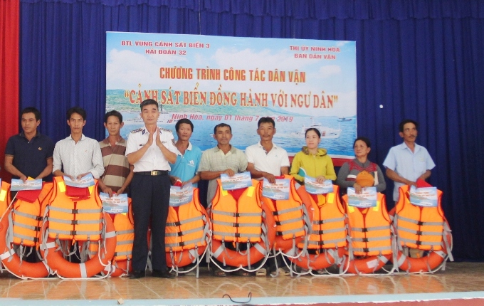 Cảnh sát biển đồng hành với ngư dân