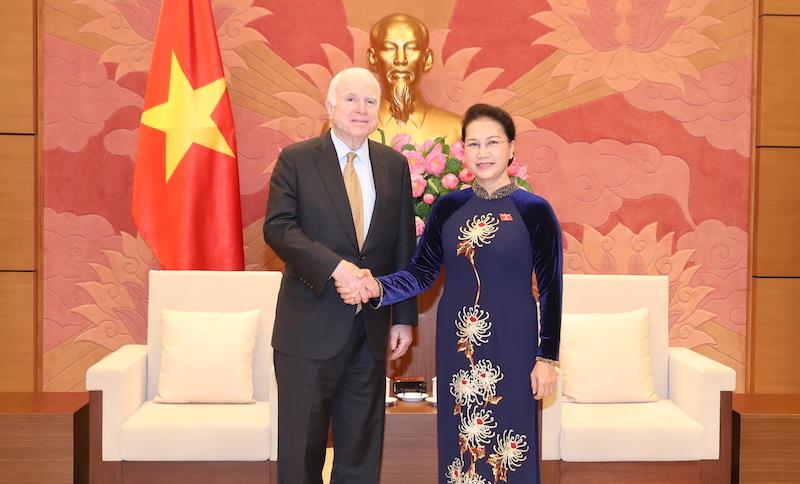 Chủ tịch Quốc hội Nguyễn Thị Kim Ngân tiếp Chủ tịch Ủy ban Quân vụ Thượng viện Hoa Kỳ John McCain