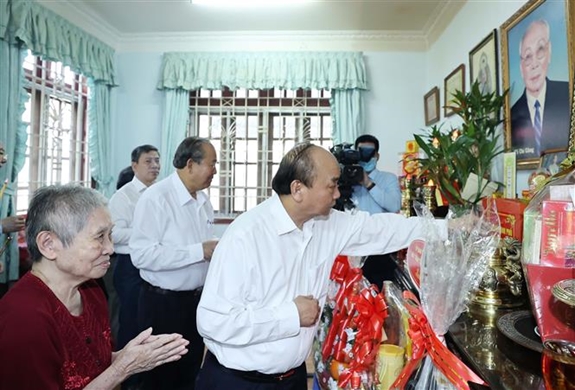 Thủ tướng Nguyễn Xuân Phúc dâng hương tưởng nhớ các lãnh đạo Đảng, Nhà nước