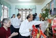 Thủ tướng Nguyễn Xuân Phúc dâng hương tưởng nhớ các lãnh đạo Đảng, Nhà nước