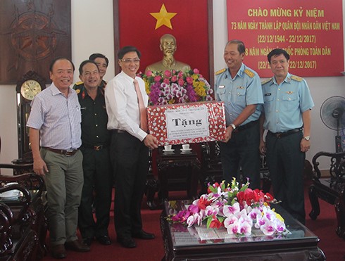 Chủ tịch tỉnh thăm, tặng quà các đơn vị quân đội