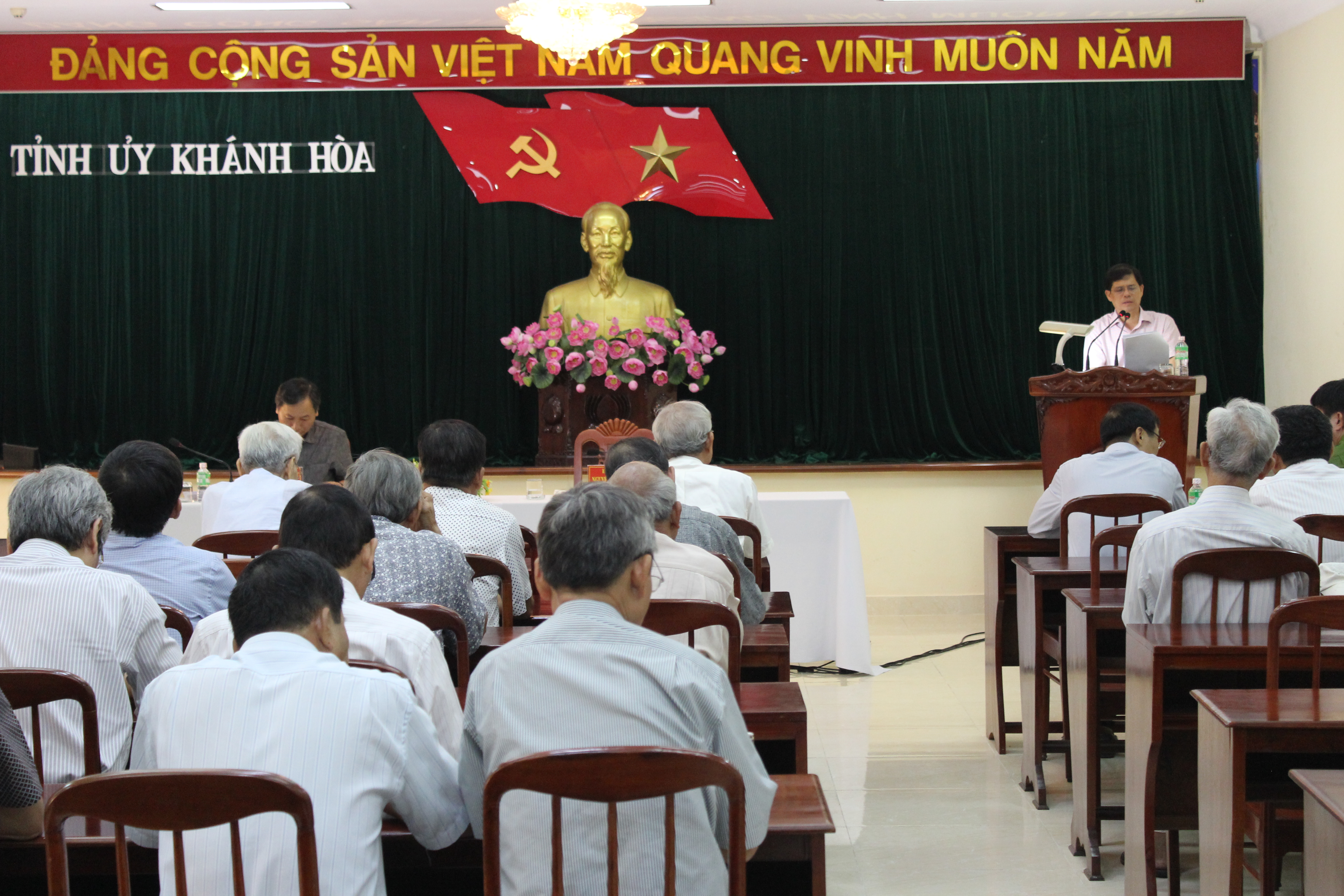 Thường trực Tỉnh ủy gặp gỡ, trao đổi thông tin với cán bộ cao cấp nghỉ hưu trên địa bàn thành phố Nha Trang 