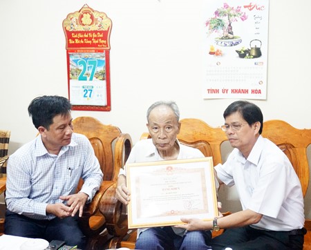 Trao bằng khen cho ông Bùi Hồng Thái