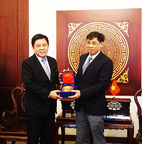 Ông Lê Đức Vinh tiếp Đại sứ Philippines