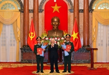 Tổng Bí thư, Chủ tịch nước Nguyễn Phú Trọng trao Quyết định thăng quân hàm Thượng tướng đối với hai sĩ quan cao cấp của Quân đội nhân dân Việt Nam