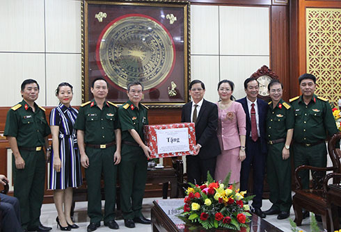 Lãnh đạo tỉnh thăm các đơn vị quân đội