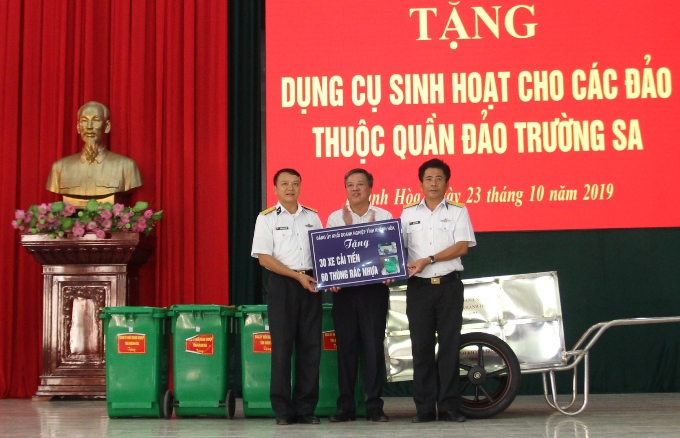 Tặng dụng cụ sinh hoạt cho các đảo thuộc quần đảo Trường Sa