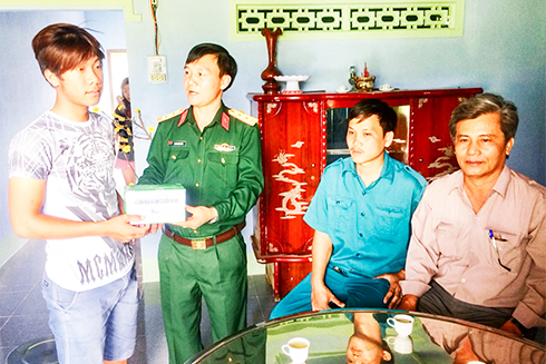 Thanh niên hăng hái lên đường nhập ngũ