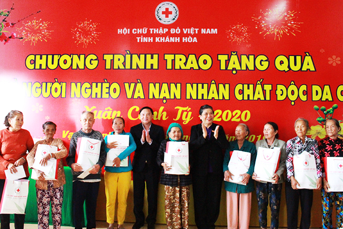 Phó Chủ tịch Thường trực Quốc hội Tòng Thị Phóng: Thăm, tặng quà Tết cho người dân Vạn Ninh