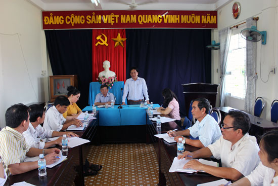 Đồng chí Hồ Văn Mừng - Ủy viên Ban Thường vụ Tỉnh ủy, Trưởng ban Tuyên giáo Tỉnh ủy làm việc với Đảng ủy xã Vạn Thạnh, Vạn Long (huyện Vạn Ninh)