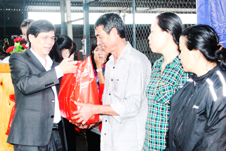 Trao 241 suất quà Tết cho công nhân