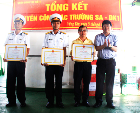 stt-Kết thúc chuyến thăm, tặng quà tại Trường Sa và nhà giàn DK1