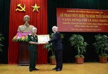 Tổng Bí thư, Chủ tịch nước Nguyễn Phú Trọng trao Huy hiệu 70 năm tuổi Đảng tặng nguyên Tổng Bí thư Lê Khả Phiêu