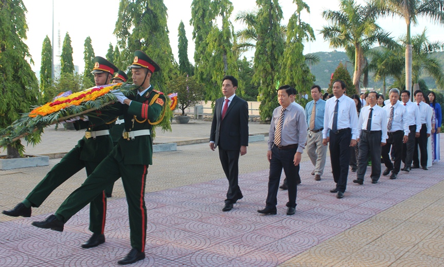 Lãnh đạo tỉnh Khánh Hòa viếng và đặt vòng hoa tại Nghĩa trang liệt sĩ Hòn Dung
