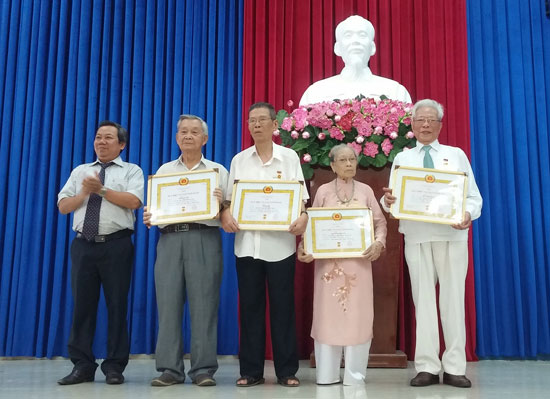Tin-Thành ủy Nha Trang: Trao tặng Huy hiệu Đảng cho 155 đảng viên