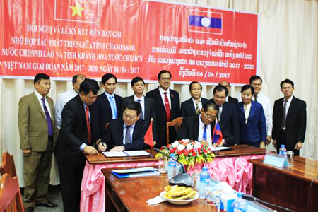 Thăm, chúc Tết tỉnh Champasak (Lào) và Stung Treng (Campuchia)
