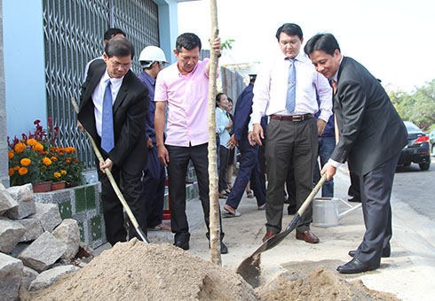 TP. Cam Ranh ra quân Tết trồng cây "Đời đời nhớ ơn Bác Hồ"