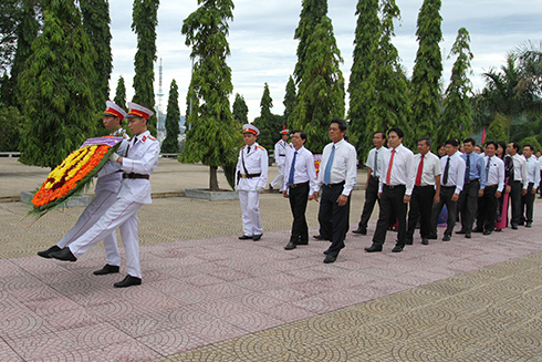 Lãnh đạo tỉnh viếng, đặt vòng hoa tại Nghĩa trang liệt sĩ Hòn Dung