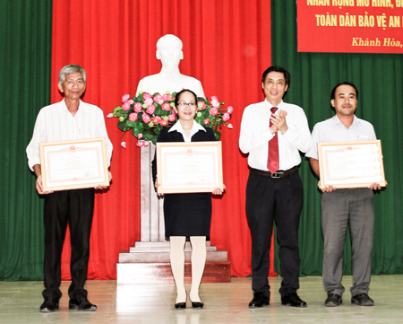 35 tập thể, 14 cá nhân được khen thưởng