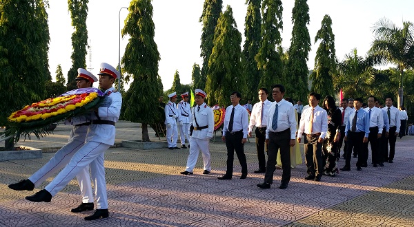 Lãnh đạo tỉnh Khánh Hòa và TP. Nha Trang:  Viếng Nghĩa trang liệt sĩ Hòn Dung và dâng hương tại điện thờ Tháp Trầm Hương