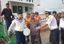 Tình người giữa cuồng phong