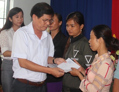 Trao 20 suất hỗ trợ cho hộ nghèo thôn Phong Ấp