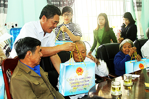 Lãnh đạo tỉnh tặng quà Tết tại các địa phương