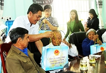 Lãnh đạo tỉnh tặng quà Tết tại các địa phương