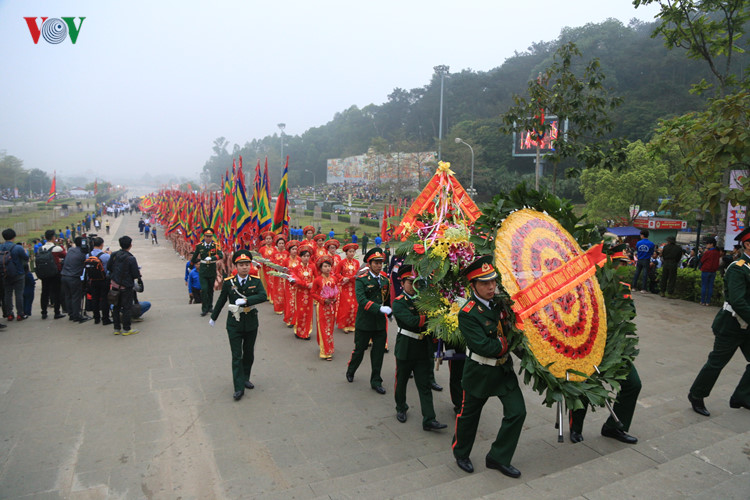 Dâng hương tưởng niệm các Vua Hùng