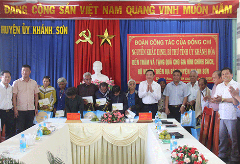 Bí thư Tỉnh ủy thăm, tặng quà Tết các gia đình chính sách, hộ nghèo tại huyện Khánh Sơn