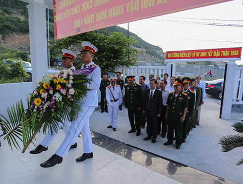 Viếng, dâng hương tưởng niệm các anh hùng liệt sĩ hy sinh trong chiến dịch Mậu Thân 1968