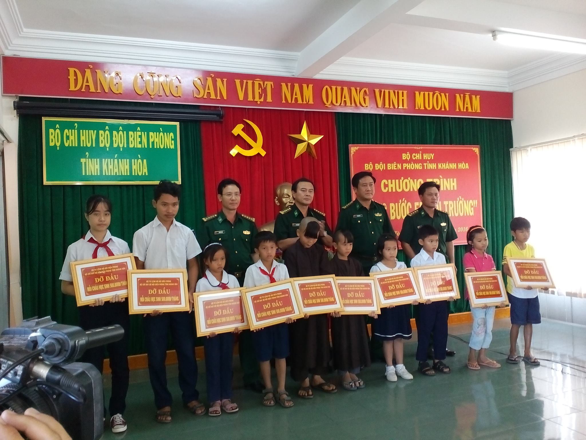 Bộ đội Biên phòng Khánh Hòa đồng hành “Nâng bước em đến trường”