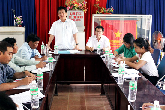 Đồng chí Hồ Văn Mừng - Ủy viên Ban Thường vụ Tỉnh ủy, Trưởng ban Tuyên giáo Tỉnh ủy làm việc với Đảng ủy xã Liên Sang, Khánh Trung (huyện Khánh Vĩnh)