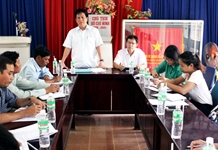 Đồng chí Hồ Văn Mừng - Ủy viên Ban Thường vụ Tỉnh ủy, Trưởng ban Tuyên giáo Tỉnh ủy làm việc với Đảng ủy xã Liên Sang, Khánh Trung (huyện Khánh Vĩnh)