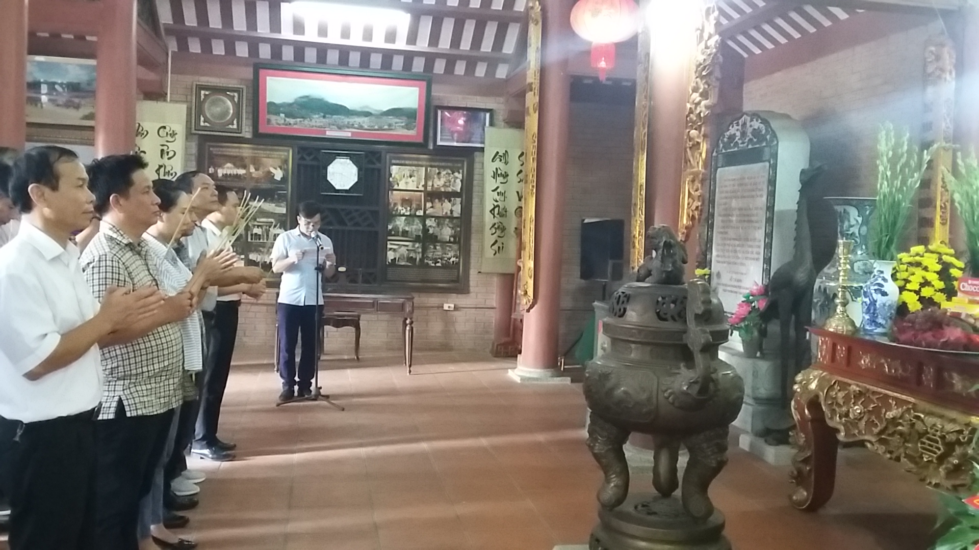Dâng hương tưởng niệm các anh hùng liệt sĩ  tại Khu di tích lịch sử Quốc gia 27/7