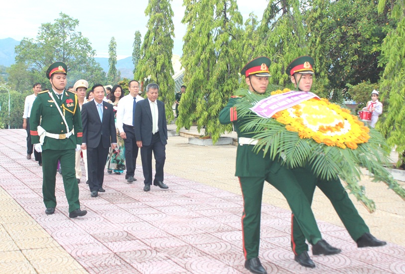 Lãnh đạo tỉnh Khánh Hòa viếng và đặt vòng hoa tại Nghĩa trang liệt sĩ Hòn Dung