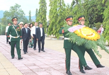 Lãnh đạo tỉnh Khánh Hòa viếng và đặt vòng hoa tại Nghĩa trang liệt sĩ Hòn Dung