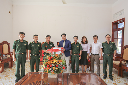Ông Nguyễn Khắc Toàn, Phó Bí thư Thường trực Tỉnh ủy thăm cán bộ, chiến sĩ Đồn Biên phòng Ninh Hải, Ninh Phước