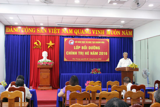Tổ chức Lớp bồi dưỡng chính trị hè năm 2016 cho đội ngũ cán bộ chủ chốt ngành Giáo dục - Đào tạo tỉnh và báo cáo viên các huyện, thị, thành ủy.