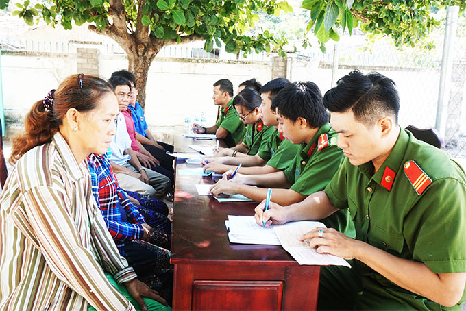 Ra đảo giúp dân làm hộ khẩu