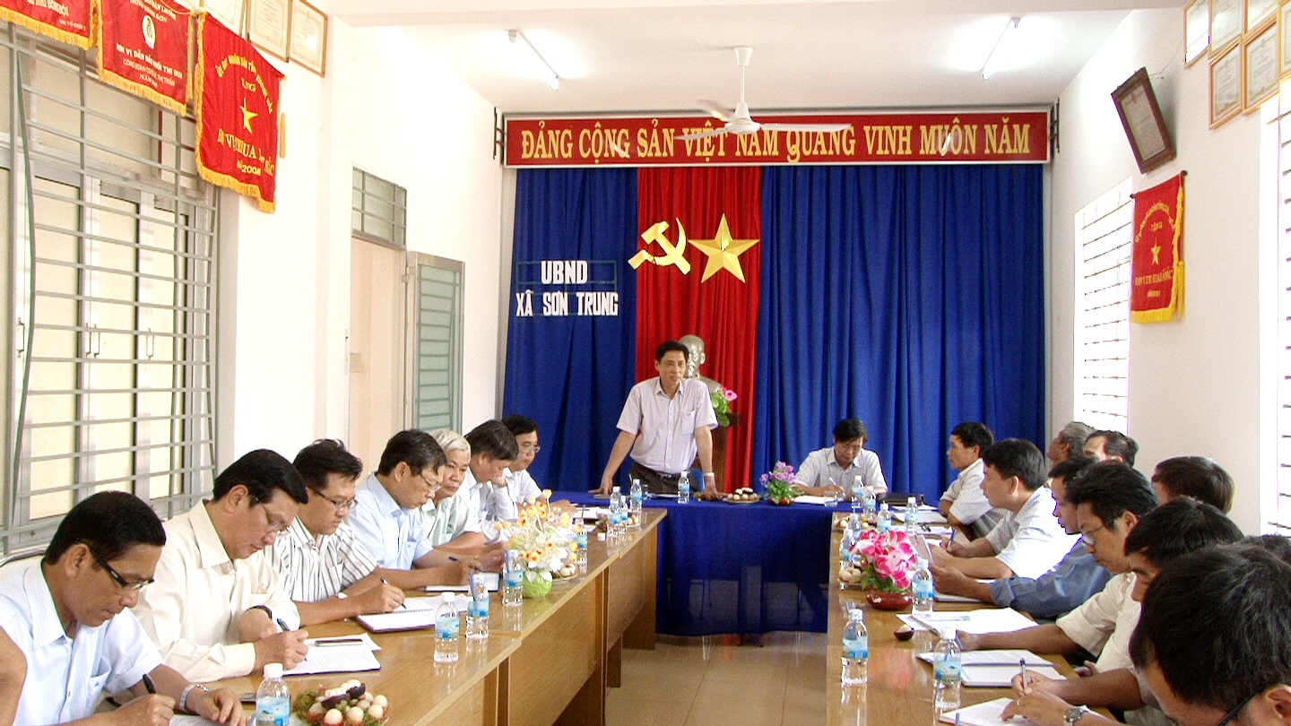 Đồng chí Lê Đức Vinh - Phó Bí thư Tỉnh ủy, Chủ tịch UBND tỉnh Khánh Hòa làm việc với xã Sơn Trung 