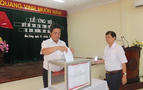 Quyên góp ủng hộ các tỉnh miền Trung bị ảnh hưởng do bão lụt