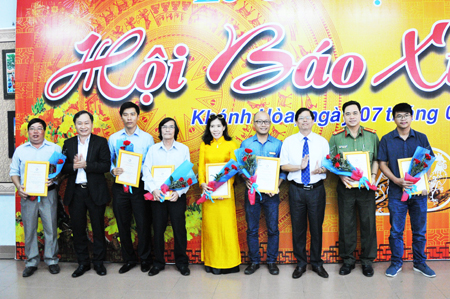 Khen thưởng 10 tác phẩm xuất sắc