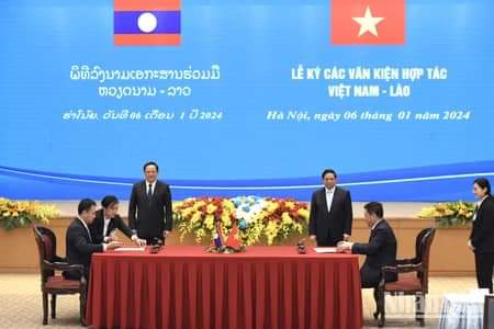 [Ảnh] Thủ tướng Phạm Minh Chính và Thủ tướng nước Cộng hòa Dân chủ Nhân dân Lào Sonexay Siphandone chứng kiến Lễ trao văn kiện hợp tác