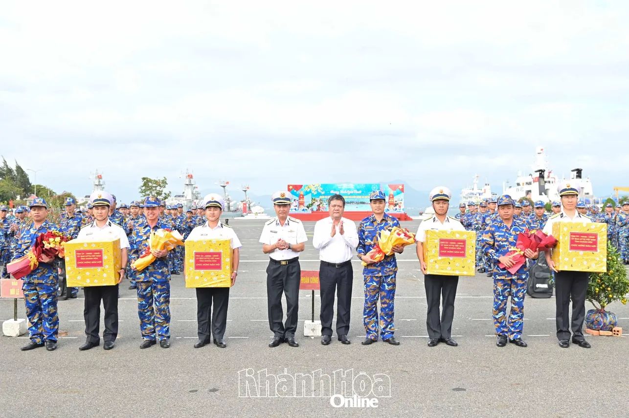 Mang quà Tết ra Trường Sa