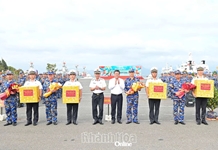 Mang quà Tết ra Trường Sa