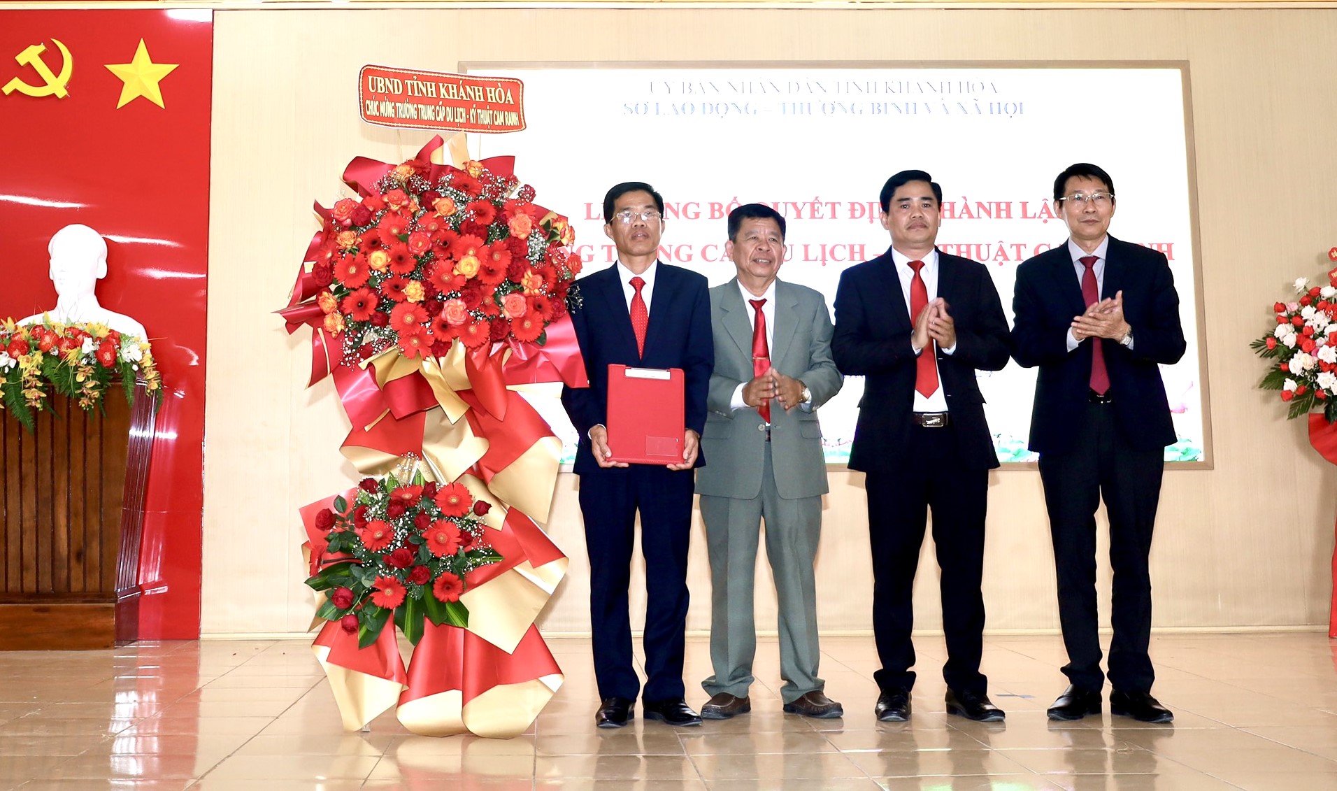 Công bố quyết định thành lập Trường Trung cấp Du lịch - Kỹ thuật Cam Ranh